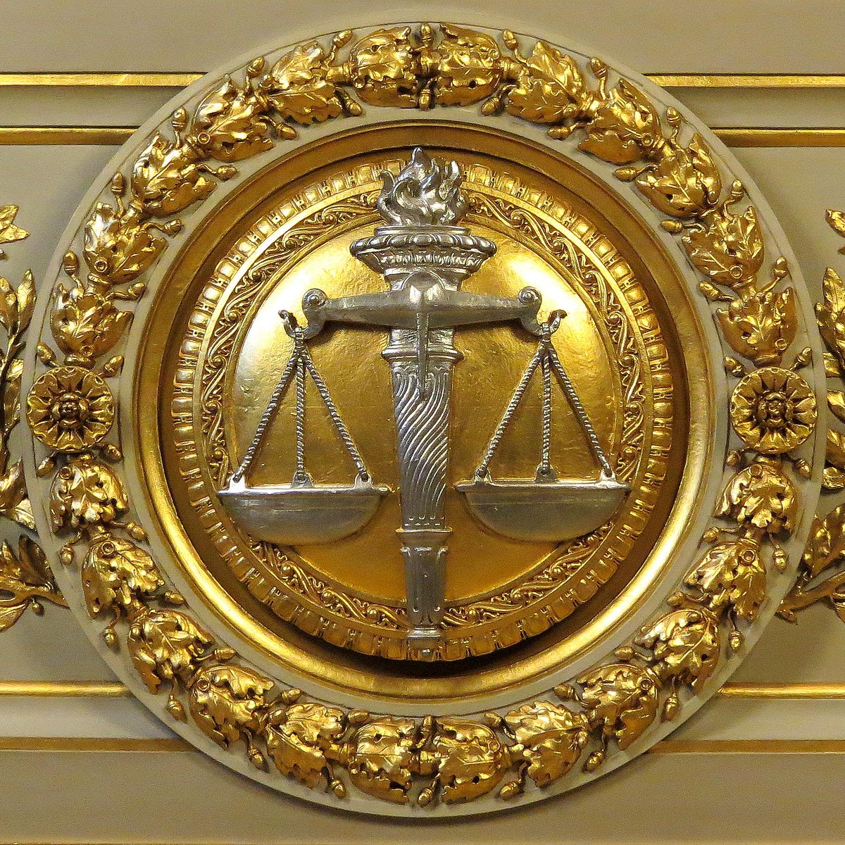 Courdecassation's tweet photo. 🎨[Culture] Le glaive et la balance sont les symboles  qui représentent le plus fréquemment la justice. 
Mais en connaissez-vous vraiment la signification ?
🔎On vous explique tout ici > https://t.co/yisXsgY0zt https://t.co/wq0LEDSpaO