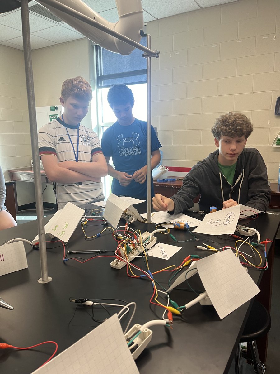 KearneyHigh's tweet photo. During first block, Mrs. Knott’s IPS class experimented with electric distribution in a city! 🔋⚡️ #bearcatpride #classintercom https://t.co/bxx1AFyKjp