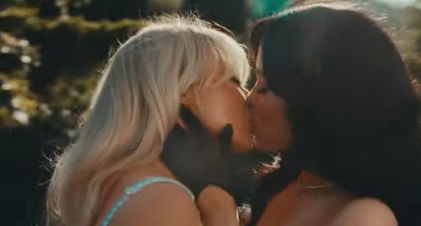 scarpenterbr's tweet photo. SABRINA CARPENTER E JENNA ORTEGA SE BEIJANDO NO CLIPE DE “TASTE”! 💋🔪 https://t.co/fB669APwdy