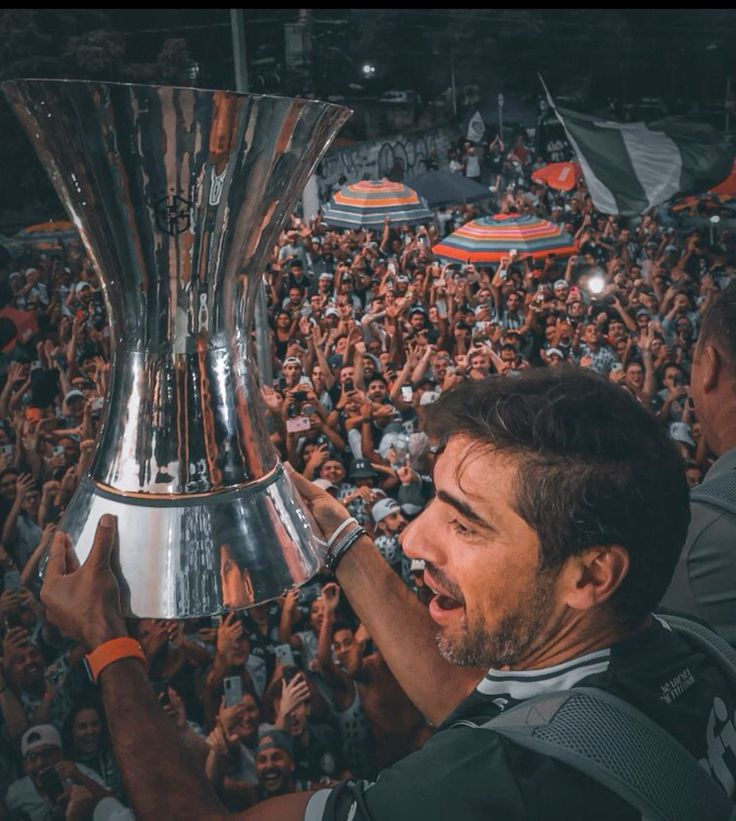 alanggouveia's tweet photo. Eu me lembro em 2008, quando ganhamos o Paulista em cima da Ponte Preta. Comemorei como se não houvesse amanhã, achava o Valdívia um semi Deus e o Luxemburgo o melhor técnico da humanidade, muito por conta dos anos anteriores que havíamos passado em branco. 

Em 2012, a conquista da Copa do Brasil foi um marco. Tudo bem, logo após veio um rebaixamento que desgraçou a temporada, mas vencer aquele título me trouxe de volta ao cenário. Trouxe o Palmeiras de volta. Pensei em tatuar o nome do Betinho depois do jogo. 

Onde eu quero chegar: a nossa fase atual é tão foda, que pra nós é impensável não estarmos nas cabeças. Não sermos os protagonistas. E é exatamente desse jeito que o clube, torcida, jogadores e etc precisam pensar. Nós temos que assumir isso pra nós. O tempo todo. O Palmeiras é um time ENORME, um dos maiores do mundo sem dúvida alguma. 

Mas, no futebol, ganhar sempre NÃO EXISTE. Nesse esporte que a gente ama tanto, sempre teremos mais frustrações do que noites como a do dia 27/11/2021, por exemplo. É assim que é. E isso não exime NINGUÉM de ser cobrado, criticado e questionado. Muito menos o treinador. Faz parte. E a o torcedor não tem a obrigação de entender isso completamente, torcedor é passional e TEM QUE SER MESMO. A essência é essa.

Sou a favor de manter o Abel no cargo, se a ambição de buscar novas conquistas for a mesma de quando ele chegou. Se ainda brilhar o olhar do maior treinador na nossa história. Quero que ele fique, sem dúvida, mas que fique QUERENDO. Que não tente definir quem é mais ou menos torcedor. Que ele fique pra fazer o trabalho com EXCELÊNCIA que ele sempre fez por aqui. Repito: pensar em saída do Abel, é caminhar pra trás, na minha opinião.

Pra mim, tá difícil demais viver desde o jogo de quarta-feira, e eu sei que pra todos vocês também. O amor por esse clube é tão grande, que isso norteia nossa vida. 

Sábado estaremos em Campinas. Ainda dá pra buscar o 13º título brasileiro.