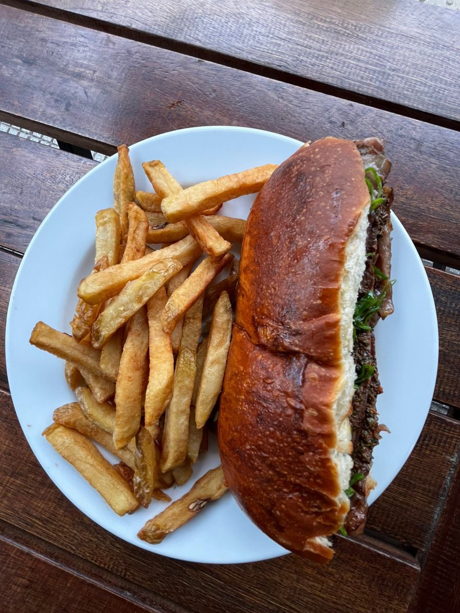 BurgerFcts's tweet photo. Mañana sábado voy a estar en F5 Cantina (V. Crespo) haciendo un pop up homenajeando a los carritos de la costanera. La idea es poner en valor el patrimonio gastronómico histórico de nuestra ciudad, que estos platos tradicionales no caigan en el olvido. 

Los carritos de la costanera fueron históricamente puntos de encuentro social, un lugar para hacerte una escapada y comerte un rico sanguchazo y ver el río. Pero en los últimos años la mayoría de estos carritos cayó en desgracia, bajó la calidad en todos sus aspectos, y si bien sigue siendo un plan folclórico, salvo algún puesto puntual, nadie asocia hoy “carritos de costanera” con “buen sanguche”. O si lo hace es porque hace mucho que no va jajaj.

Por eso surgió la idea de hacer este evento reivindicando a los sanguches clásicos porteños, que te puedas comer un sanguche de bondiola o de vacio pero con el mejor pan posible hecho por Atelier Fuerza, con buena carne, con salsas frescas, con ricas papas fritas.  

El evento es mañana sábado desde las 12 hrs en Julián Álvarez y Jufré, sin reserva, por orden de llegada y vamos a tener:

Chori clásico
Sandwich de vacío
Sandwich de bondiola con Mojo cubano
Completo de Cuadril en pan Ciabatta con Lechuga, tomate, Jamón, queso y huevo

Todos salen con fritas o ensalada y se pueden agregar huevo, lechuga, tomate, jamón y queso al sandwich que quieras. 

Salsitas caseras a gusto: verdeo, criolla, chimichurri, provenzal, Ali Oli, ketchup, barbacoa, mostaza especiada, Mil Islas y Mayonesa de Sriracha.

Ferroviario, el clásico trago aperitivo argentino como bebida para acompañar

Te veo ahi!