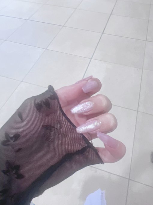 ピンクに落ち着く。やっと爪いけた(^_  ̫ _^) 💅 