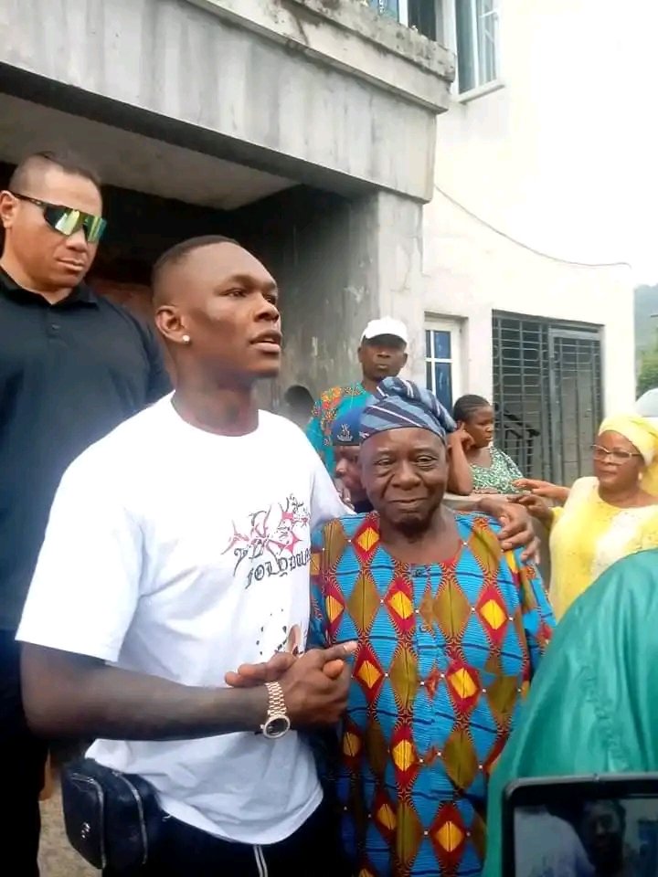 Israel Adesanya visit Ẹsa Òkè, Ijesha, Nigeria 🇳🇬 

He needs some local touches to regain his titles. 🤪

📷 <a href="/medayese_/">Medayese 🇳🇬 Duke of Ijesa</a>