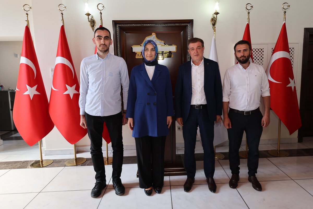 AfyonValiligi's tweet photo. Valimiz Doç. Dr. Kübra Güran Yiğitbaşı, Kızılcahamam Çamlıdere Eğitim ve Sosyal Yardımlaşma Vakfı (ESYAV) Başkanı Prof. Dr. Hasan Ayrancı ve beraberindekileri makamında kabul etti. https://t.co/PGhrgoeYZJ