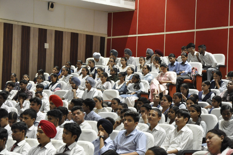 IiserMohali's tweet photo. Celebrated National Space Day at IISER by welcoming school students and teachers from nearby areas! Engaged them with fascinating space science sessions and highlighted India's remarkable contributions to the field. 🌌🇮🇳 #NationalSpaceDay  #SpaceScience @WiPMA_IISERM https://t.co/uNKpOJUrSK