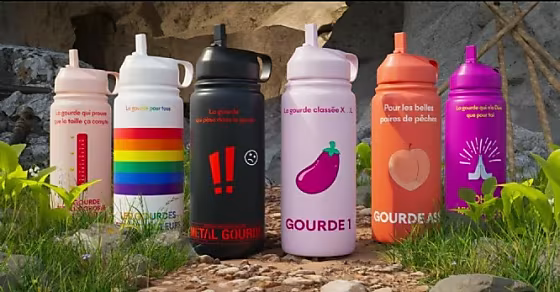 🍼  Le présentateur télé <a href="/alexgoude/">Alex Goude</a> crée sa propre #marque et lance "l'Alex Gourde", une nouvelle #gamme de gourdes au ton décalé.

vu.fr/nsReN