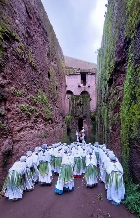 ሆ ብለን መጣን በእሰይ
ድንግል ማርያም የእኛ ሲሳይ 
ሆ ብለን መጣን በእልልታ 
ድንግል ማርያም የእኛ መከታ 
ሆ ብለን መጣን በአዋጅ
ድንግል ማርያም የእኛ አማላጅ❣️

#አሸንድዬ 🔥😍