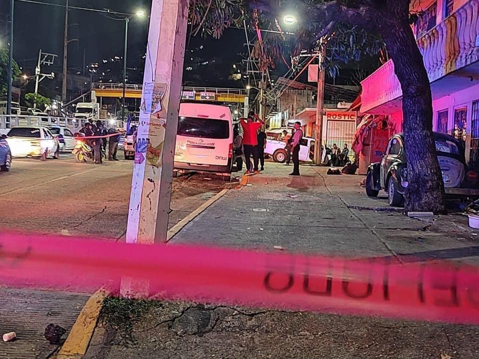 ramirosolorio's tweet photo. El fútbol está de luto. 😢
#Acapulco 

Muchas familias rentan urvans o camiones para apoyar a sus equipos en el Torneo de Barrios que se celebra en la cancha Vicente Suárez, es el torneo de fútbol más importante de nuestra ciudad, al que le llamamos coloquialmente Mundial de Barrios.
Ayer ganó La Venta a Mozimba en penales. Después del partido una de las urvans que los jugadores habían rentado, se trasladaba de la cancha hacia el poblado de La Venta, pero una moto se les emparejó a la altura de La Garita y les disparó, en la Urvan viajaban varios jugadores con sus familias, un futbolista resultó muerto, no hubo más heridos. 
Este hecho de violencia nos duele y consterna a todos los acapulqueños. 
No debe haber impunidad.
Se debe detener al culpable o culpables.
¿Dónde están las cámaras de seguridad?
¿Por qué la alcaldesa @AbelinaLopezR votó hace unos días en contra de la vídeo vigilancia ciudadana?
¿Por qué siempre salen con el pretexto de que no hay o no sirven las cámaras de seguridad?
Insisto, no debe haber impunidad.
Cuando los delitos no se castigan los crímenes se multiplican.
Mi más sentido pésame a los familiares y amigos del jugador de fútbol de La Venta. Dios lo tenga en su Santa Gloria. El fútbol está de luto. 😢💔

@Mr_Civico 
#𝗦𝗼𝘆𝗧𝘂𝗕𝗿𝗼𝘁𝗵𝗲𝗿 y #𝗦𝗼𝗺𝗼𝘀𝗔𝗰𝗮𝗽𝘂𝗹𝗰𝗼