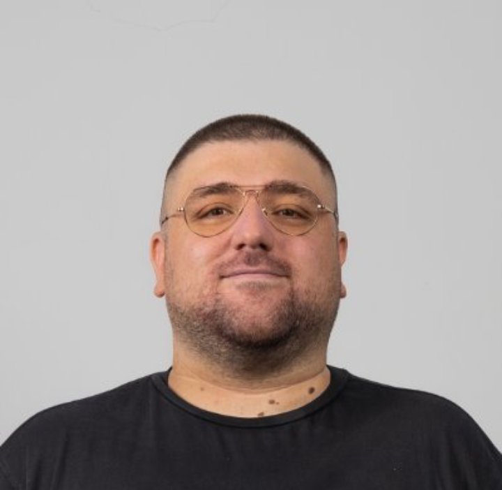 Ülkedeki tüm yayıncıların kanzi virüsüne yakalandığı bir dönemde güneş gibi doğdu Adamın dibi
<a href="/hakasikci/">Hasan Arda Kaşıkcı</a>