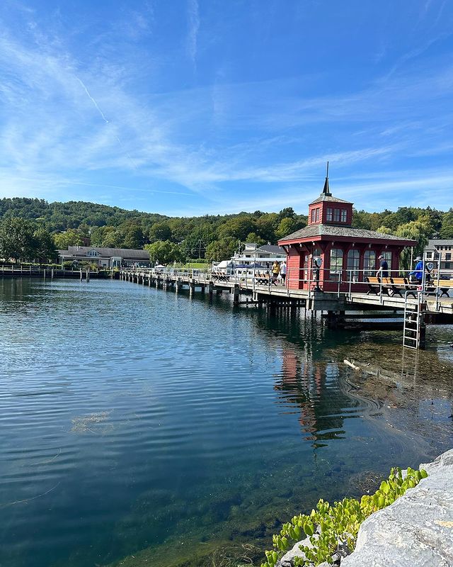 The picturesque scenery between green mountains and green waters is intoxicating.#America