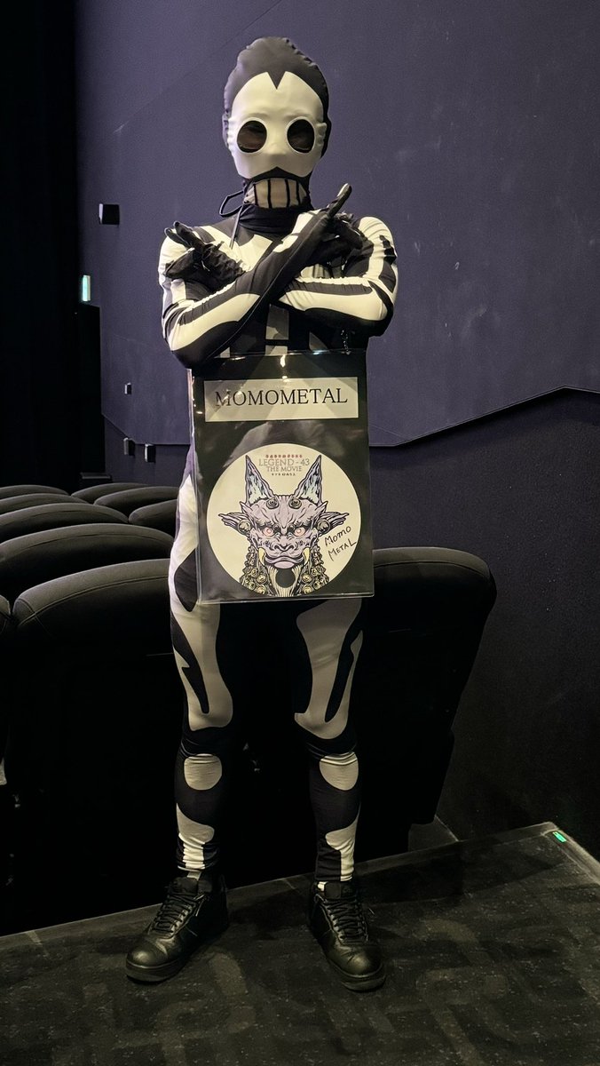 URk0m's tweet photo. TOHOシネマズ新宿で上映一時中断のアクシデントもあったけど楽しく鑑賞出来た🤘🦊🤘
骨さんもお出迎え&amp;お見送りお疲れ様DEATH ☠️
#BABYMETAL 
#BABYMETALMOVIE 
#骨を探せ https://t.co/RRR1n6JjhT