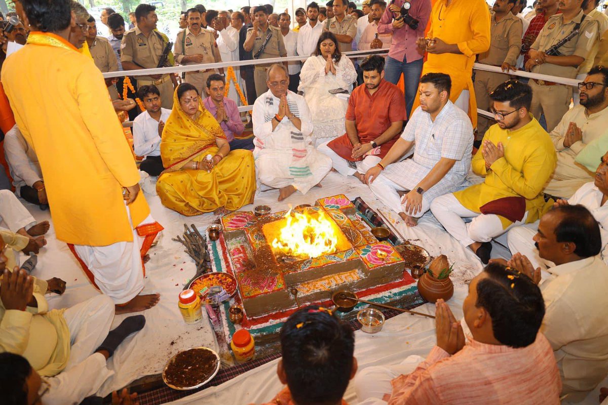 RajveersinghUP's tweet photo. श्रद्धेय स्व• श्री कल्याण सिंह बाबू जी की तृतीय पुण्यतिथि के अवसर पर नरौरा(बुलन्दशहर) में स्मृति स्थल पर आयोजित ‘हवन’ कार्यक्रम में परिवार सहित सम्मिलित होकर विधि-विधान से पूजा-अर्चना कर श्रद्धेय बाबू जी को स्मरण करते हुए उन्हें श्रद्धासुमन अर्पित किए।

#KalyanSingh https://t.co/eh2LLsZsiw