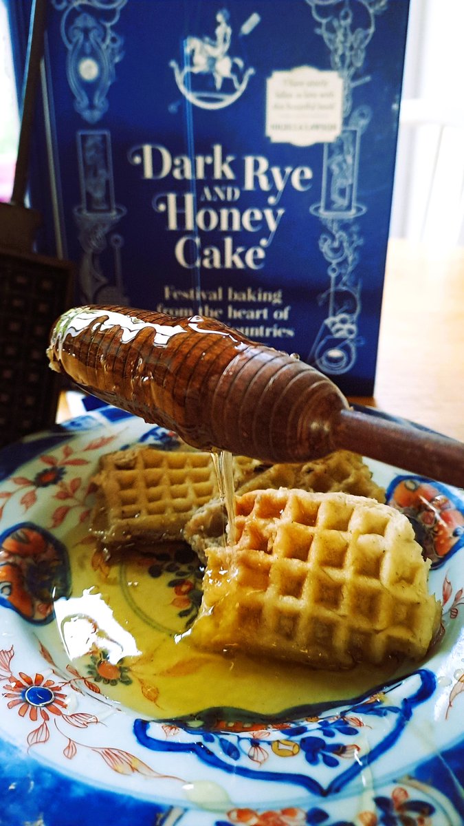Inspired by <a href="/RegulaYsewijn/">Regula Ysewijn</a> sumptuous book Dark Rye &amp; Honey Cake, I made waffles on hot coals using one of my Victorian waffle irons
youtube.com/shorts/NUw3FVL…
For the recipe proper you'll need to get yourselves a copy of the book! 🙂
#history
#waffles
#foodhistory
#books
