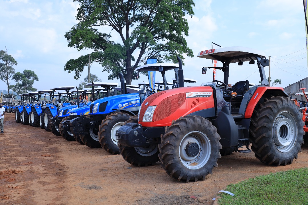 MAAIF_Uganda's tweet photo. Taking such caution not only ensures that the correct acreage is ploughed but maintains good service life of the equipment.
#MAAIFAdvisory
#AgMechanizationUG https://t.co/tWCJjTbDT1