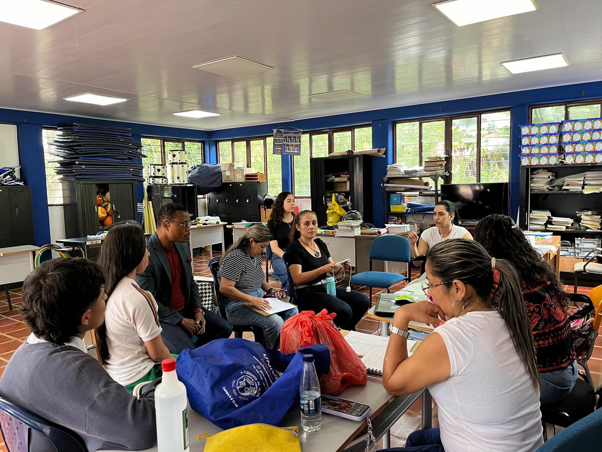 Educacion_Cali's tweet photo. ¡En la IEO La Paz trabajando por un PAE de calidad!
Realizamos un encuentro con los miembros del CAE, para fortalecer la veeduría y capacitar a estudiantes de grado 11° en alimentación saludable para que se conviertan en replicadores de buenos hábitos.
#PAECali https://t.co/XLrK0V8MKz