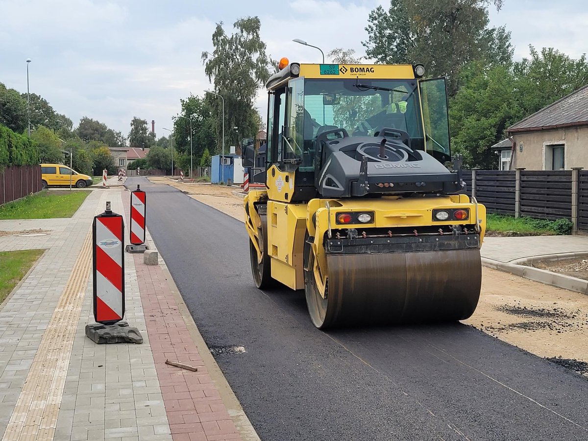 liepajalv's tweet photo. Grants ielu pārbūves programma turpinās - Noliktavas, Ābeļu un Skuju ielas posmu pārbūves objektā šodien tika klāts asfalts.🦺🛣 https://t.co/QiiTmRt6uN