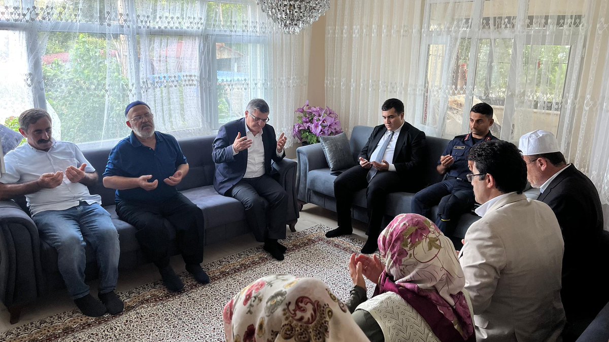 TCSinopValiligi's tweet photo. 🇹🇷Emanetiniz… Emanetimizdir…
📌Valimiz Dr. @mustafaozarslnn, Erfelek Kaymakamı Ataberk Altun ve İl Müftüsü Paşa Bektaş ile birlikte,
#Sinoplu Kahraman Şehidimiz Hava Er Muammer Kavis’in kıymetli ailesini ziyaret etti.
Kahraman şehidimizin emaneti olan kıymetli ailemiz ile bir süre sohbet ederek, hayır dualarını alan Sayın Valimiz; “Şehit ailelerimiz daima başımızın tacıdır. Her daim yanınızdayız” dedi.
Ziyarette, tüm şehitlerimizin ruhuna Kuran-ı Kerim okunarak, dualar edildi.
🇹🇷Vatan mukaddesatı uğruna canlarını feda eden bütün şehitlerimizi rahmetle ve minnetle yâd ediyoruz.
Ruhları Şâd Olsun.
📍Erfelek/Başaran Köyü
#Erfelek
#Şehit