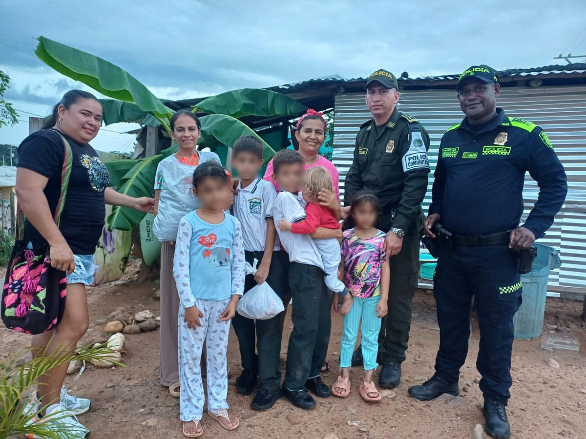PoliciaDeCesar's tweet photo. La Policía Nacional en el municipio de #Pailitas, acompañó a la presidenta de la Junta de Acción Comunal de Brisas del Norte en la entrega de un mercado 🛒 donado por comercios locales a una familia en situación de vulnerabilidad 🤝. #TrinomioDeLaSeguridad https://t.co/guGcwzArPy