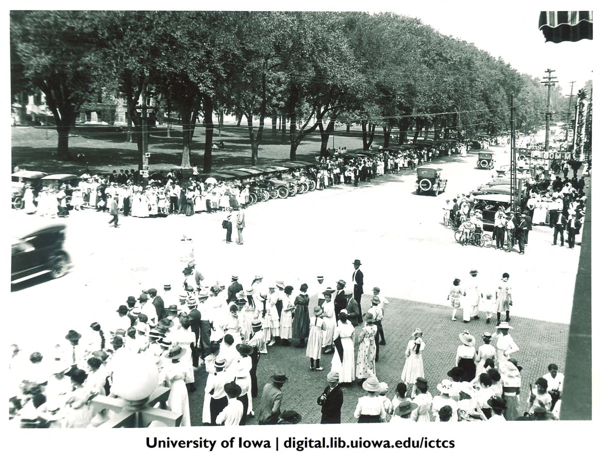 #FlashbackFriday to a crowd gathered for a parade in downtown Iowa City in 1922. bit.ly/3WW6Uce