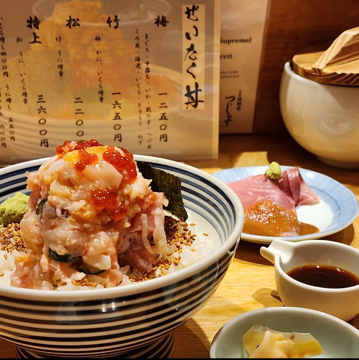kkgourmetnista's tweet photo. เช็คอินเสร็จ มุ่งตรงสู่ 📍•Nihonbashi Kaisen Donburi Tsujihan•  (สาขา Tokyo Midtown) ทันที เดี๋ยวคิวยาว~ 

🍣 ร้าน Kaisendon อัดแน่นซีฟู๊ดสดๆจุกๆทั้งอูนิ ไข่กุ้ง ปลาดิบพูนชาม คลุกเคล้าข้าวอร่อยนัวๆ 

🍚 กินไปครึ่งถ้วย เติมน้ำซุปเป็นข้าวต้มอร่อยซดคล่องคออีกแบบ @Kin24hrs @aroii https://t.co/WLdhfxBFZk