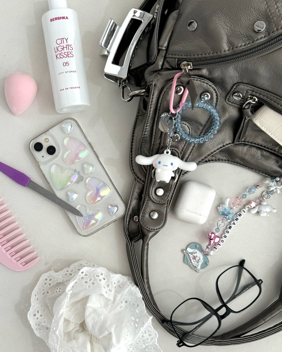 Pick your fav bag: Kuromi 💜, Cinnamoroll 🤍, My Melody 🩷 or Hello Kitty ❤️ #HelloKitty