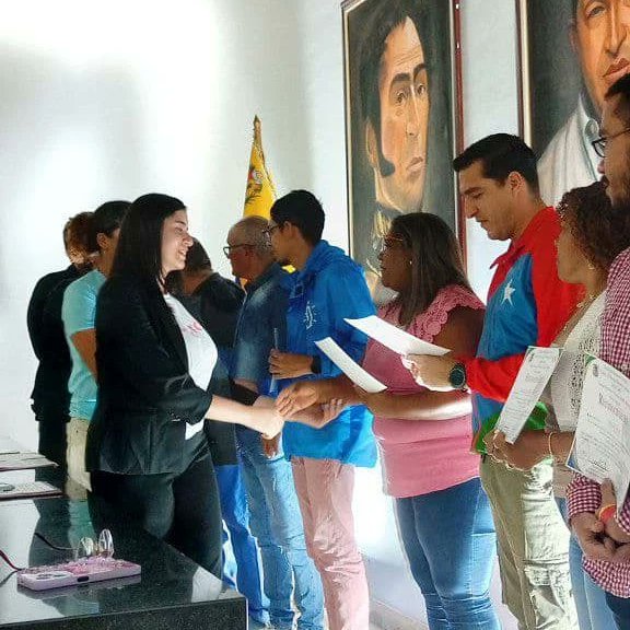 ArangurenAlex1's tweet photo. El @concejocaracas, en sesión ordinaria numero 91, hizo entrega de reconocimientos a estudiantes universitarios; acto realizado por la Comisión Permanente de Educación, presidida por el cjal. @jorbertpsuv

Se honra así a los estudiantes universitarios que mantienen sus luchas https://t.co/7j6EXNX3ww
