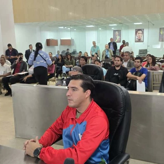 ArangurenAlex1's tweet photo. El @concejocaracas, en sesión ordinaria numero 91, hizo entrega de reconocimientos a estudiantes universitarios; acto realizado por la Comisión Permanente de Educación, presidida por el cjal. @jorbertpsuv

Se honra así a los estudiantes universitarios que mantienen sus luchas https://t.co/7j6EXNX3ww