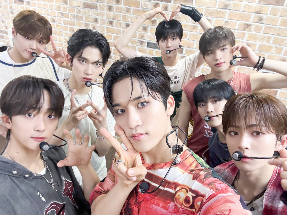 LUN8_official's tweet photo. [📸] ✨240823 KBS2 #뮤직뱅크 ✨

⑅
ᜊ     (＼(＼
c(⌒(⑅ ᴗ˳ᴗ) 🧡
루네이트로 가득했던 하루 *✲ﾟ*｡⋆♡ོ
러베이트의 주말도 루네이트가 책임질 테니까
남은 이번 주도 함께해요 ٩꒰｡•‿•｡꒱۶

#루네이트 #LUN8
#AWAKENING #WHIP https://t.co/4jdMDbRfBS