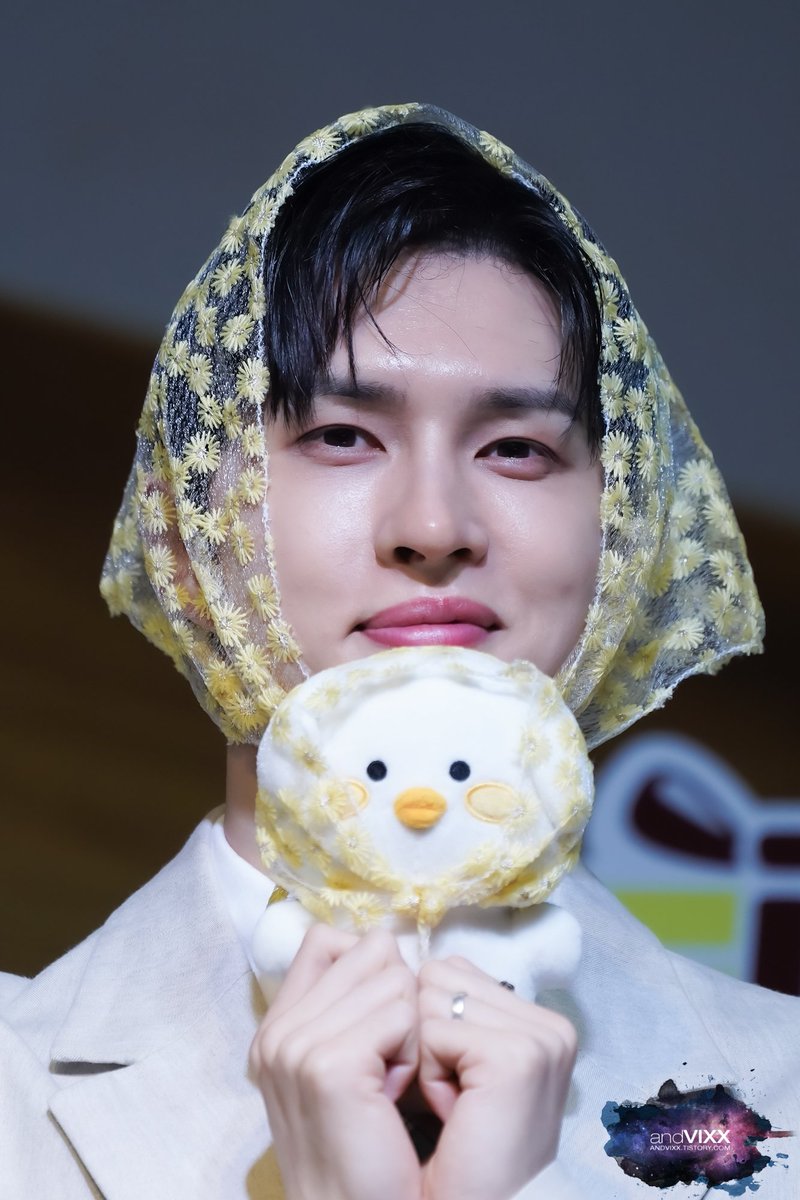 _AndVIXX's tweet photo. 240823 키트스토어 팬싸 #빅스 #VIXX #KEN #켄 #이재환 @jaehwany0406 #Consolation_n_Love 

아 예뻐라 🥹💛 https://t.co/nxX5G1OqQ7
