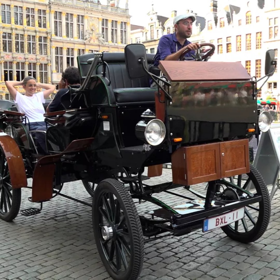 🇧🇪 "C'est une super idée !" Bruxelles est la première ville européenne à proposer des visites en calèche électrique ! Ces calèches, inspirées de la première voiture électrique, permettent de privilégier le bien-être des chevaux ! 🍀 (Euronews)

📸  Frédéric Garçon