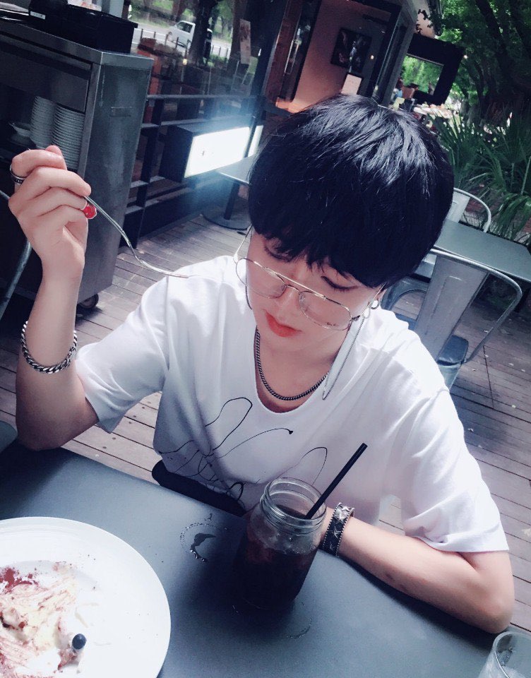 #여름속_피어난_예성이의향기 
생일축하해용 오빠♡♡♡
행복한 하루 보내기~