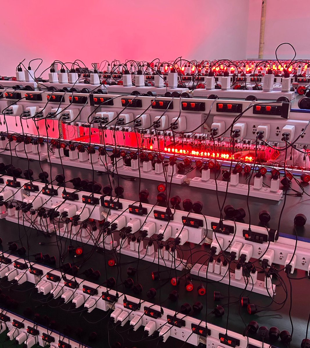 GacironJapan's tweet photo. Gaciron本社工場の様子をご紹介🔴🔴🔴
人気のリアライト #LOOP100 がずらり!
厳格な製品チェックを経て皆さまのもとにお届けしています💡
https://t.co/WpsyLCGKsG https://t.co/pdNeHctYh5