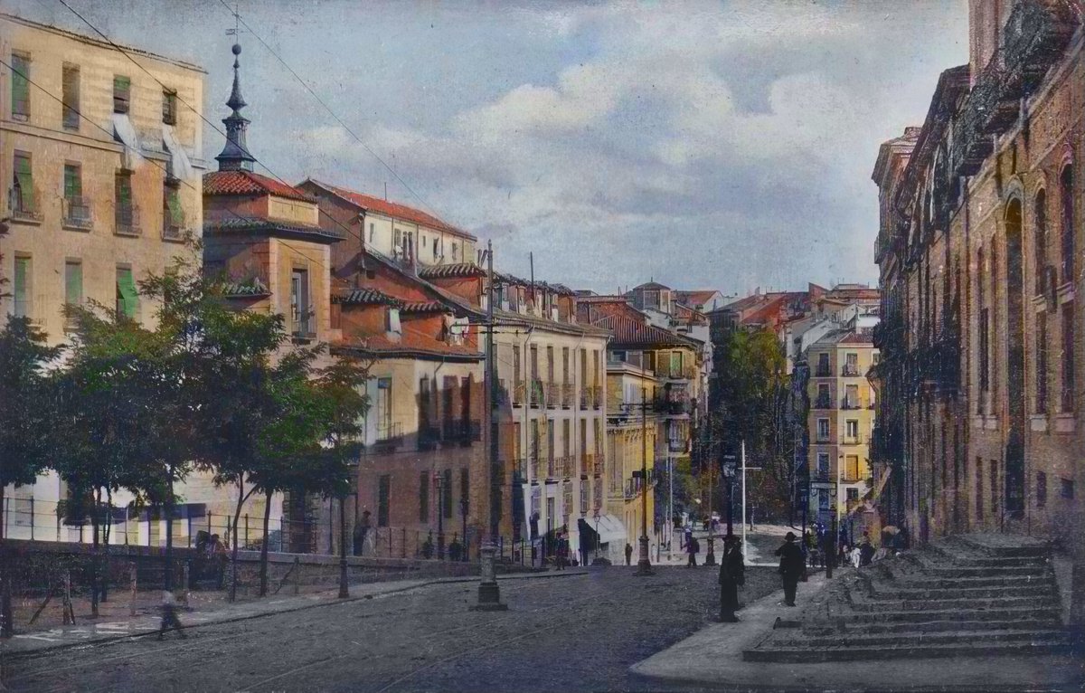 latinapaterson's tweet image. Calle Leganitos, Plaza San Marcial, colegio Sagrado Corazón de Jesús, casa-torre del siglo XVII esquina con calle San Leonardo, el pretil de la Casa de Socorro en la plaza de Cristino Martos, Capilla Cara de Dios o Duque de Osuna y convento de las Adoratrices. Madrid: Ayer y hoy.