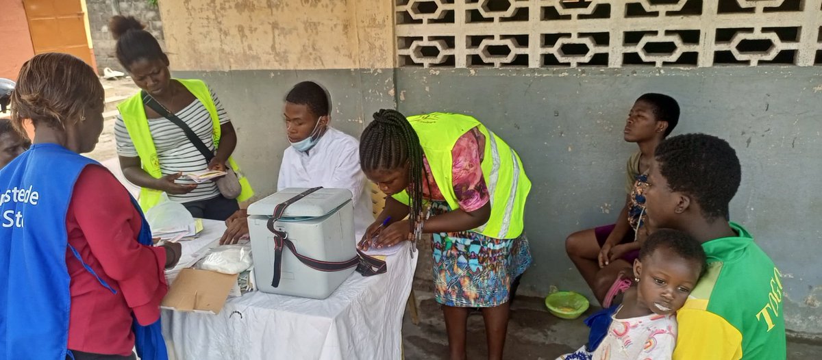 anvt_togo's tweet photo. Ce  21 août, les #VEC du #Golfe 4 ont appuyé le personnel du CMS Amoutivé lors de la vaccination "PENTA" destinés aux enfants de 0 à 3 ans.
Comme tâches, ils ont accueilli les familles, vérifié les carnets de vaccination et assuré leur mise à jour. 

#ANVT https://t.co/Oxi8oiiebF