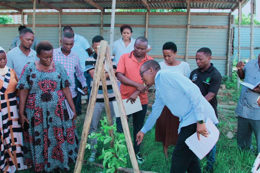 Iam_ChachaR's tweet photo. I had an incredible time guiding primary and secondary school teachers on implementing the Wigwam, climate action as a pedagogical tool. We explored step by step how educators can empower students to tackle climate change from the grassroots level. 
#ClimateAction https://t.co/US1WCZT8Be