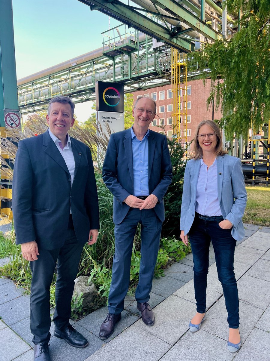 Am Bsp. von #Polycarbonat demonstrierten wir MdB <a href="/KlausWiener/">Klaus Wiener MdB</a>, wie wichtig chemisches Recycling für die Erreichung der Quoten ist, und wie bedeutsam eine fundierte wissenschaftliche Betrachtung bei der Regulierung ist. #OneSubstanceOneAssessment <a href="/CovestroDE/">Covestro Deutschland</a> <a href="/CHEMPARK/">CHEMPARK</a> <a href="/cducsubt/">CDU·CSU</a>