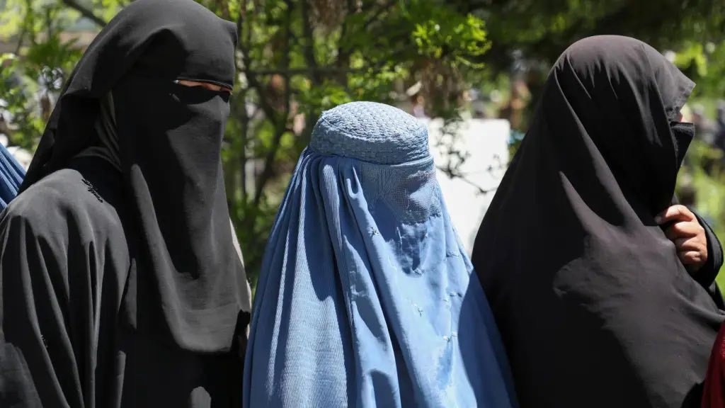 “Mujeres”

Porque los talibanes prohíben el sonido de la voz de las mujeres en público por ser una “falta contra la modestia”.