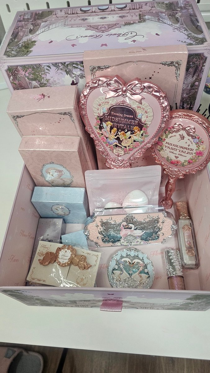 อยากรีวิว flower knows ค่ะ ไม่ได้ส่วนแบ่งได้ๆ ขอรีวิวแบบจากความรู้สึกเรานะคะ ก็คือ ซื้อเพราะของแถมล้วน 5555555555 อันนี้แค่ลองเทสกับมือนะคะ

เราซื้อตอนโปรสิงหาค่ะ ซื้อ 4 ชิ้น แถมกระจก หวี กิ้ฟ กล่อง พัฟค่ะ