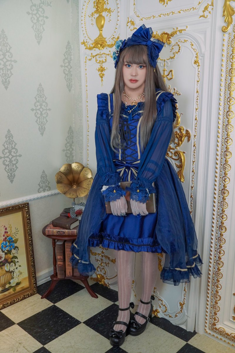 RinLucid's tweet photo. 看到跳出的動態通知
想起來今天是我入坑第三年
第一次拍照是在芙蘿拉一店快收掉的時候
那個時候真的都是全靠攝影指導
也不會擺動作Orz
看著自己第一次穿lo的照片還蠻有趣的📷
回顧一下
就不方便標記妝娘和攝影了XD https://t.co/VVw4F1HFFM