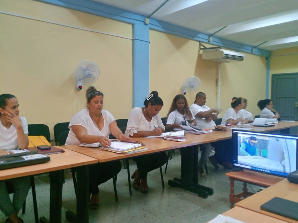 Roilancu1's tweet photo. Desde horas tempranas de la mañana compartimos importante sesión de trabajo en #LaHabanaDeTodos con la Ministra de Educación Naima Ariatne Naima Ariatne Trujillo Barreto.
El cambio de paradigma en los métodos es esencial. #SíSePuede.
#EducarEsAmar
#LaHabanaViveEnMí https://t.co/XkZHpaTTN5