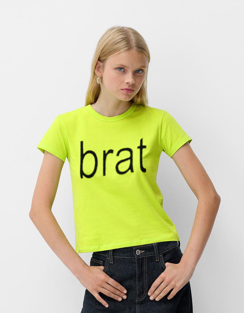 Charli xcx brat print short sleeve T-shirt available on Bershka now. 

bershka.com/de/en/charli-x…