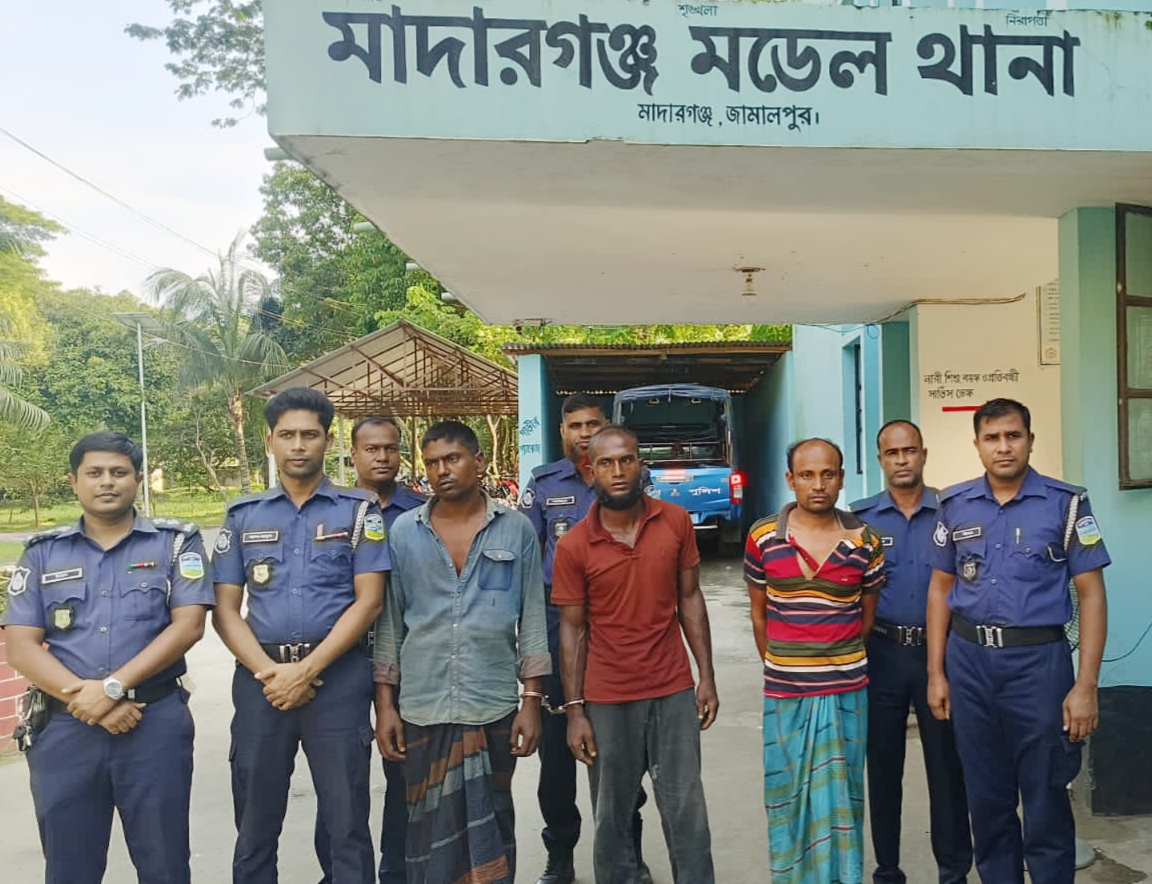 মাদারগঞ্জে ডাকাতের প্রস্তুুতিকালে দেশীয় অস্ত্রসহ ৩ ডাকাত আটক