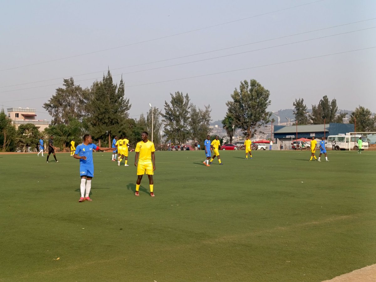 NyilijaboMartin's tweet image. Half-time irangiye @statisticsRW  iyoboye n&apos;ibitego 3 💪kuri 0 ya @RDBrwanda 

#NISR yambaye  🟨
#RDB yambaye 🟦
#ARPST_CHAMPIONSHIP 24-25