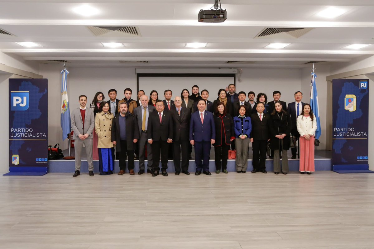kellyolmos's tweet photo. 🇦🇷 🤝🏽🇻🇳 Recibimos en la sede Nacional de nuestro Partido a la delegación oficial del Partido Comunista de Vietnam encabezada por Nguyen Trong Nghia miembro del Buró político, Secretario del Comité Central del Partido. https://t.co/tqkeVVi3B6