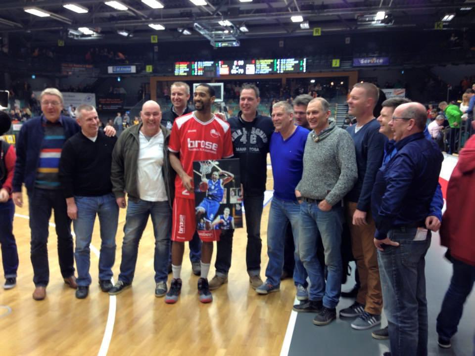 JackSuiveer's tweet photo. Jason Dourisseau de nieuwe assistent bij Donar. Hoe mooi is dat! Tussen 2010 en 2020 een uiterst geliefde speler. Alleen het seizoen 2014/2015 speelde hij bij ‘s Oliver Würzburg in Duitsland. Destijds bezochten wij hem met een groep Groningers bij de uitwedstrijd in Vechta. https://t.co/rTjnjlQhN6