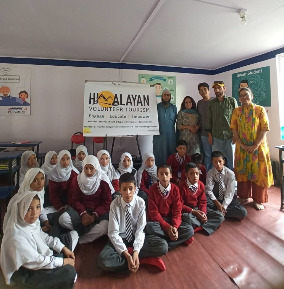 dranuharshal's tweet image. D-3A #Foldscope #Throungos village #Drass simple, determined, equipped with a growth mindset we set sight on exploring #microscopic 🌎 we discovered #learningisfun thanks HVT, Staff students @TeamFoldscope @foldscopeindia @PrakashLab @Biopatrika @Wangchuk66 @mygovt @DeiDayalbagh