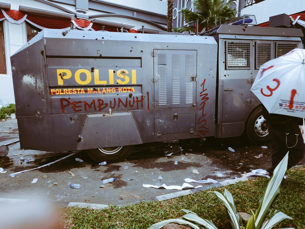 mlgcollective's tweet photo. Pertebal, Polisi Pembunuh! Citra kalian sudah hancur dihadapan rakyat. Bukan permohonan maaf, ataupun donasi yang bisa sedikit membayar luka yang amat dalam bagi kami. Naikkan kembali laporan Model B, seret semua pelaku. Dan jalankan rekomendasi TGIPF!
#KanjuruhanBelumUsai https://t.co/OoDkUI8hyS