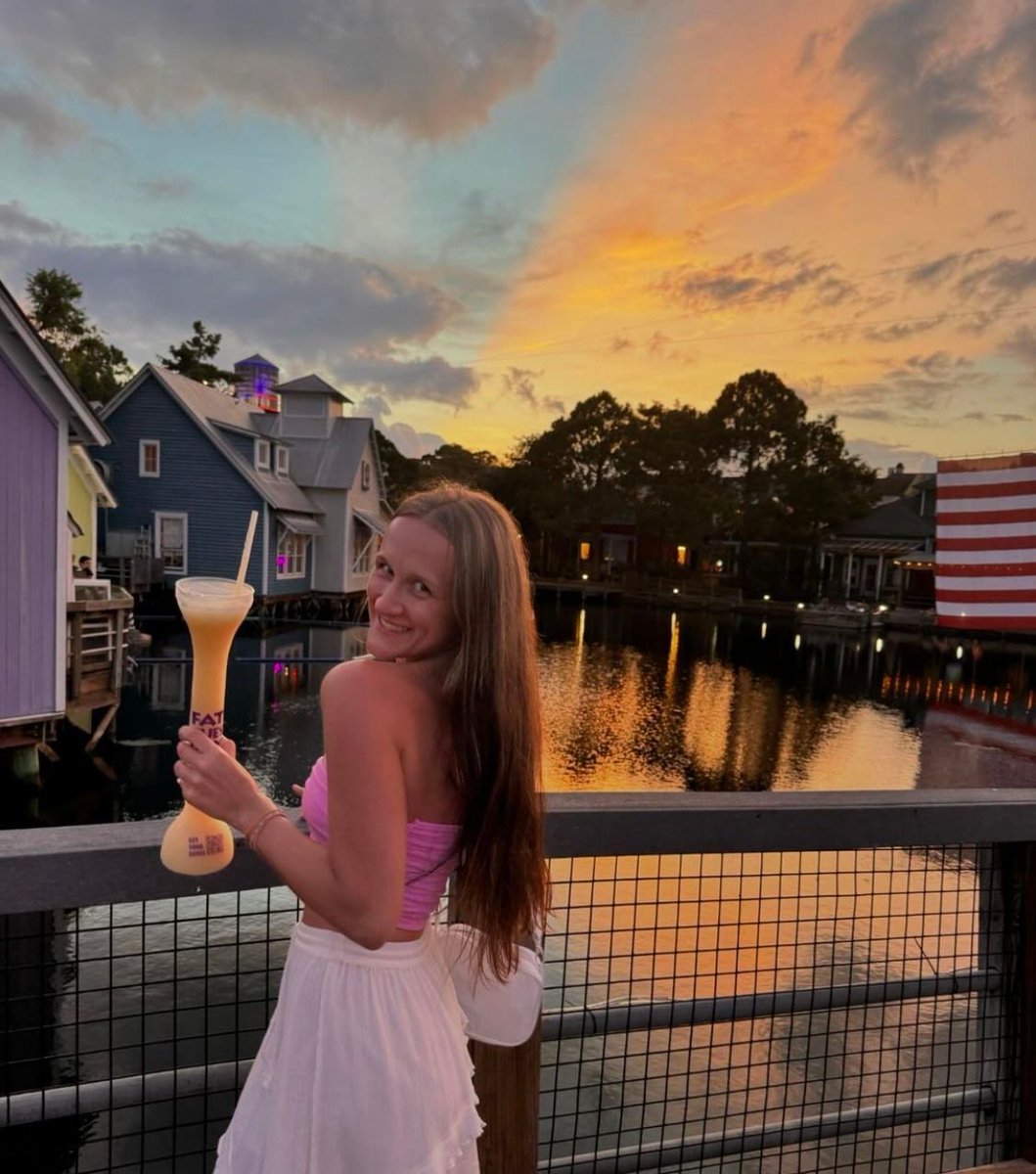 Golden hour is our happy hour! ☀️ Those sunset views in Baytowne Wharf never get old!

📸 : @lyndzi.rayborn
