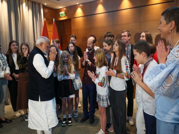 ani_digital's tweet photo. PM Modi praises Hindi-learning students in Ukraine for promoting mutual understanding

Read @ANI Story | https://t.co/9OuQ0R7RVi
#PMModi #students #Kyiv #Ukraine https://t.co/abp5uLygNp