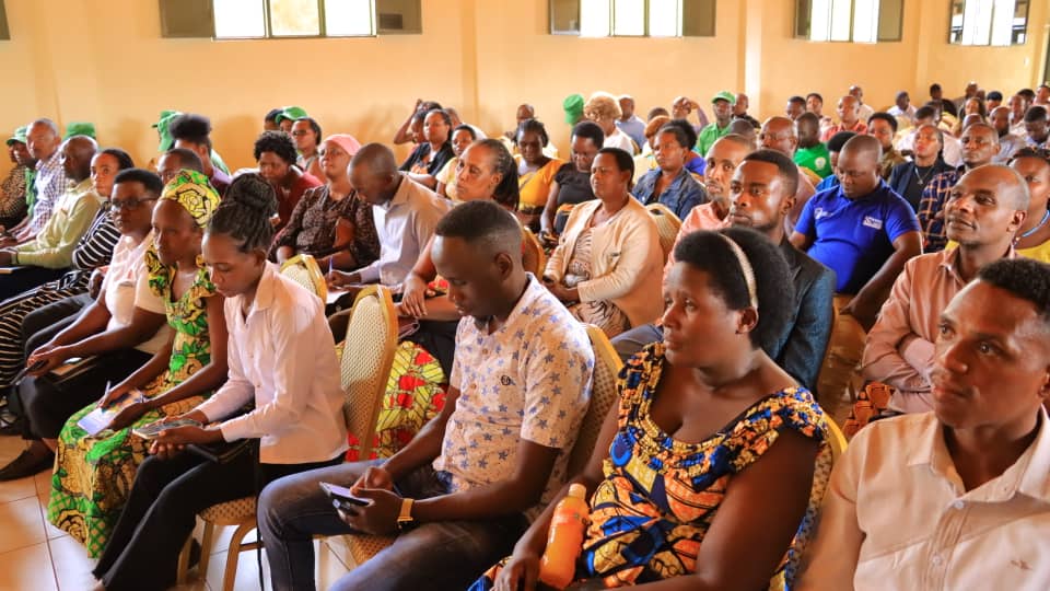 Kirehe District (@kirehedistrict) on Twitter photo Abagize Komite igamije kurandura imirire mibi no guteza imbere imikurire y'umwana (DPEM&CD) bagejejweho na Jean Bosco Nirere umukozi ukora kuri gahunda mbonezamikurire y'abana bato muri <a href="/HelpChildrwanda/">HELP A CHILD RWANDA</a>
imirongo ivuguruye y'igenamigambi ry'Akarere rigamije kurandura imirire mibi Abagize Komite igamije kurandura imirire mibi no guteza imbere imikurire y'umwana (DPEM&CD) bagejejweho na Jean Bosco Nirere umukozi ukora kuri gahunda mbonezamikurire y'abana bato muri <a href="/HelpChildrwanda/">HELP A CHILD RWANDA</a>
imirongo ivuguruye y'igenamigambi ry'Akarere rigamije kurandura imirire mibi